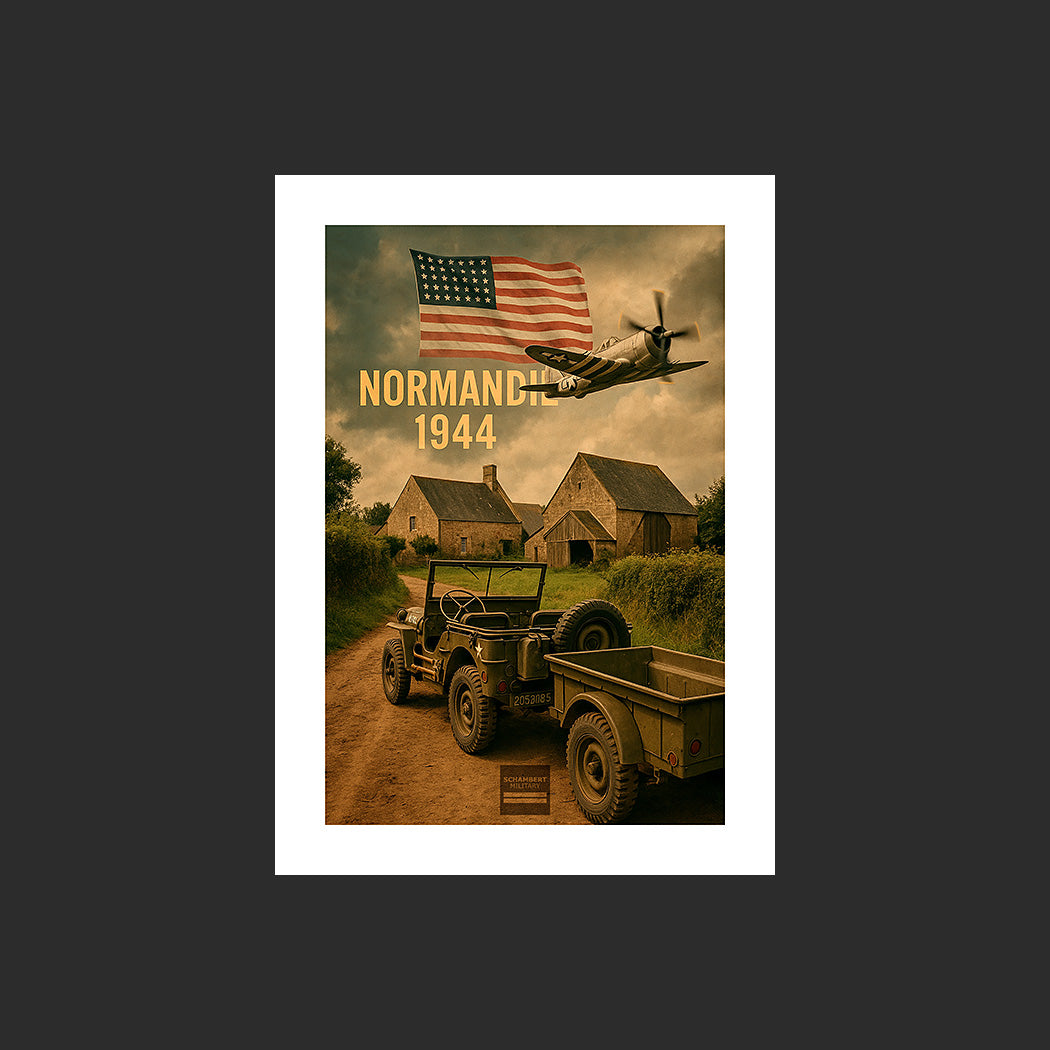 Poster d'une image d'une jeep Willys MB américaine avec remorque sur un chemin de terre bordé de haies dans le bocage normand avec une ferme survolée par un chasseur Thunderbolt P57, dans le Cotentin pendant l'opération Overlord le 6 juin 1944, site historique du D-Day, Bataille de Normandie, Deuxième Guerre mondiale, WW2, France. Affiche en couleur avec titre et drapeau américain, marge blanche ou colorée. Design avec marge blanche.