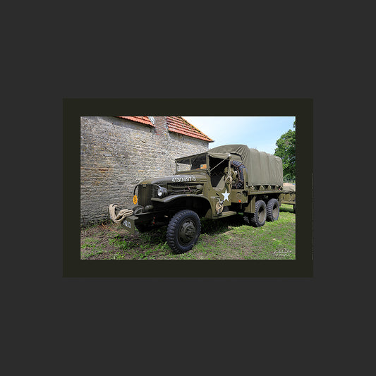 Poster SM0004 Camion GMC CCKW 352 photographié en Normandie à Colleville-sur-Mer, design avec marge couleur.