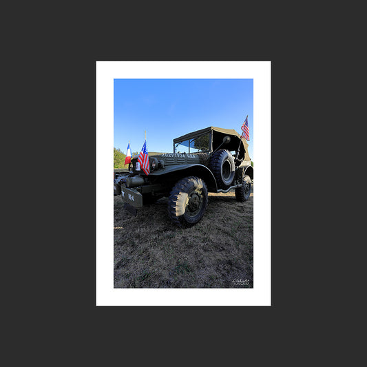 Poster SM0011 Command Car US Dodge WC 57 photographié à Haillicourt, design avec marge blanche.