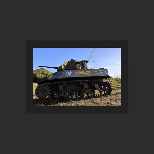 Poster SM0012 Char léger Stuart M3A3 2e DB photographié à Haillicourt, design avec marge couleur.