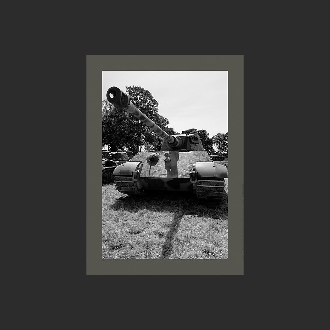 Poster SM0016 Char Tiger II photographié en noir et blanc en Normandie à Colleville-sur-Mer, design avec marge couleur.