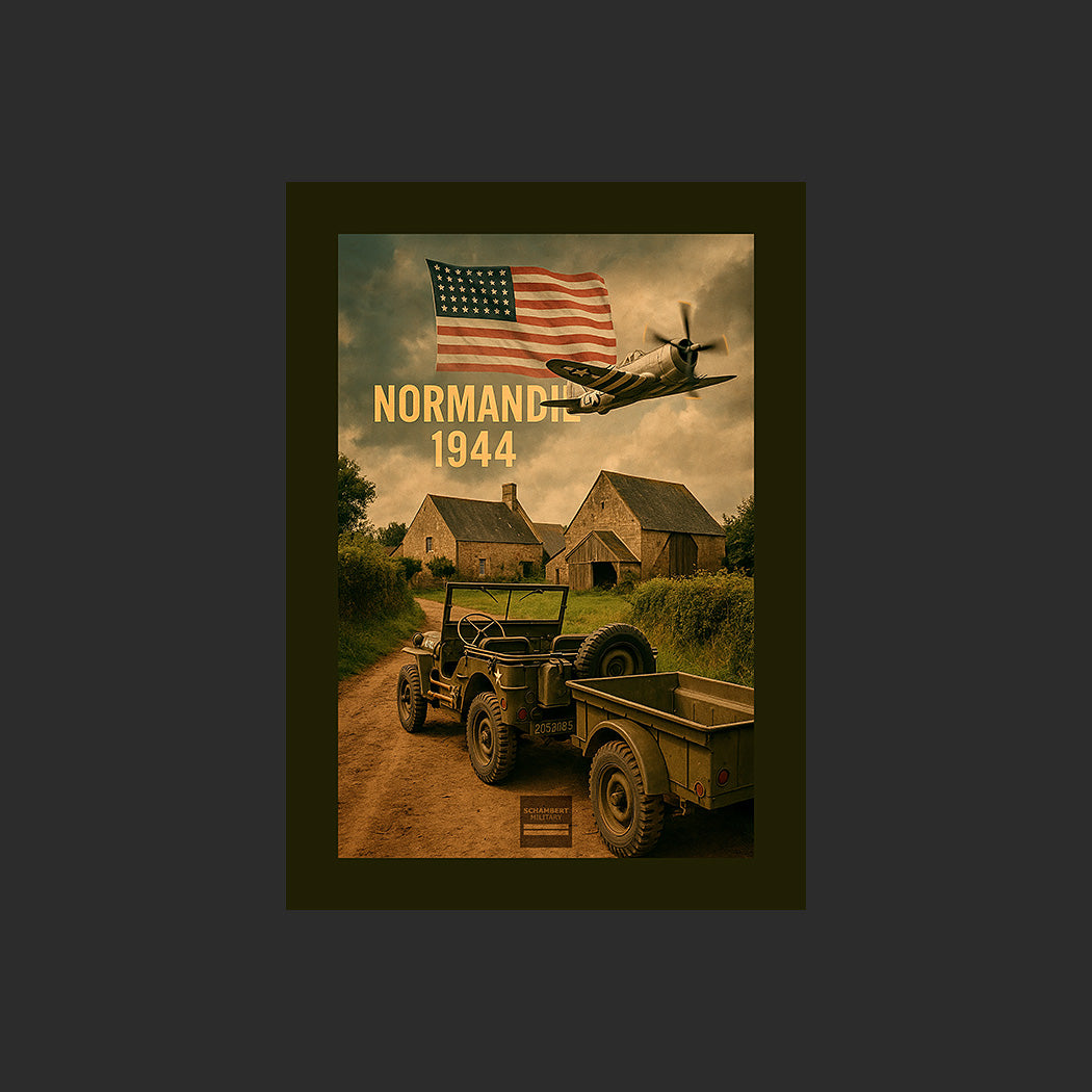 Poster d'une image d'une jeep Willys MB américaine avec remorque sur un chemin de terre bordé de haies dans le bocage normand avec une ferme survolée par un chasseur Thunderbolt P57, dans le Cotentin pendant l'opération Overlord le 6 juin 1944, site historique du D-Day, Bataille de Normandie, Deuxième Guerre mondiale, WW2, France. Affiche en couleur avec titre et drapeau américain, marge blanche ou colorée. Design avec marge de couleur.