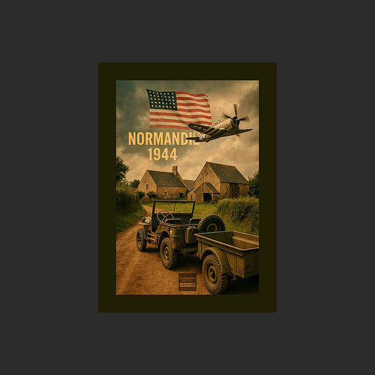 Poster d'une image d'une jeep Willys MB américaine avec remorque sur un chemin de terre bordé de haies dans le bocage normand avec une ferme survolée par un chasseur Thunderbolt P57, dans le Cotentin pendant l'opération Overlord le 6 juin 1944, site historique du D-Day, Bataille de Normandie, Deuxième Guerre mondiale, WW2, France. Affiche en couleur avec titre et drapeau américain, marge blanche ou colorée. Design avec marge de couleur.