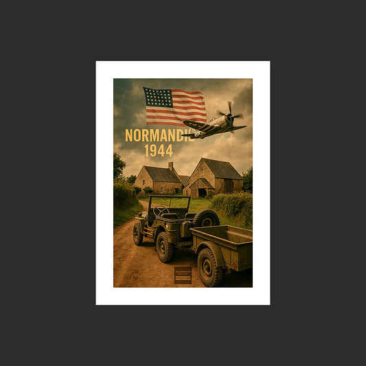 Poster d'une image d'une jeep Willys MB américaine avec remorque sur un chemin de terre bordé de haies dans le bocage normand avec une ferme survolée par un chasseur Thunderbolt P57, dans le Cotentin pendant l'opération Overlord le 6 juin 1944, site historique du D-Day, Bataille de Normandie, Deuxième Guerre mondiale, WW2, France. Affiche en couleur avec titre et drapeau américain, marge blanche ou colorée. Design avec marge blanche.