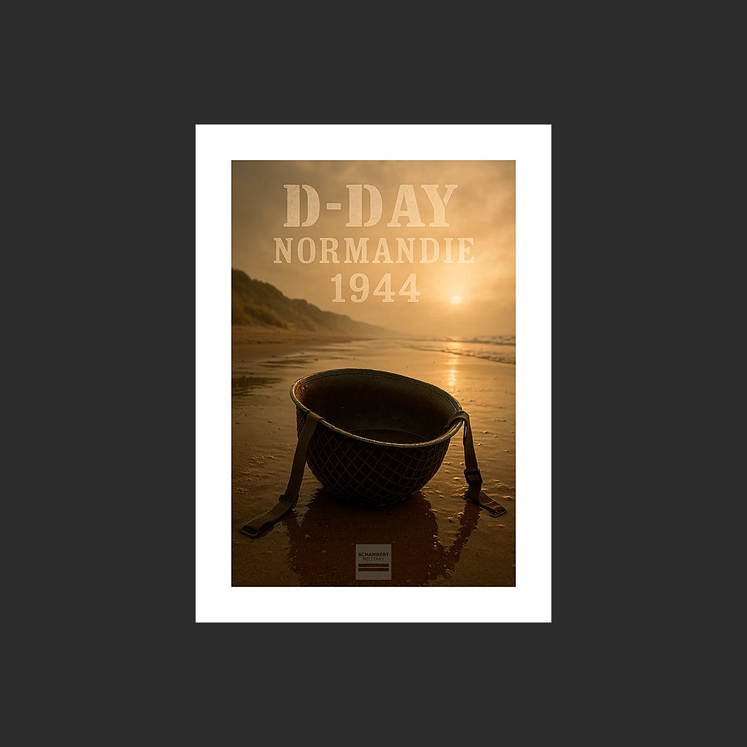 Affiche MP0018 Un casque M1 US sur une plage de Normandie, design avec marge blanche.