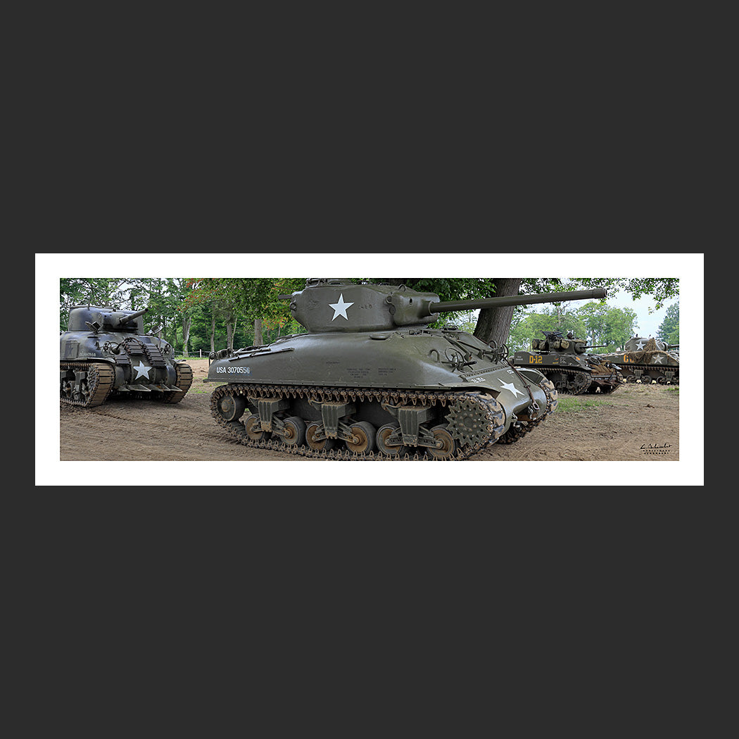 Poster SM0001 Deux Sherman M4 photographiés en Normandie à Colleville-sur-Mer, design avec marge blanche.