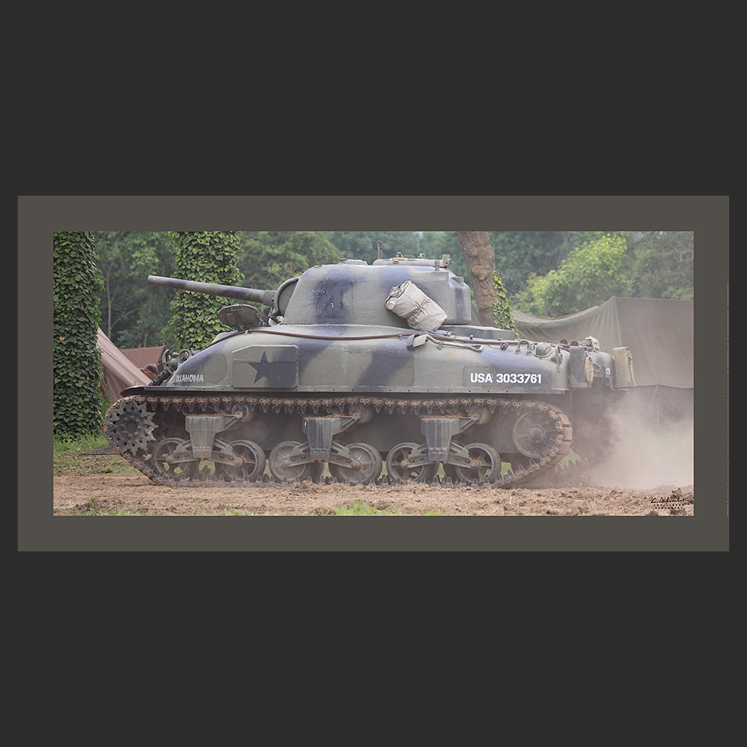 Poster SM0003 Char Sherman M4 photographié en évolution en Normandie, design avec marge couleur.