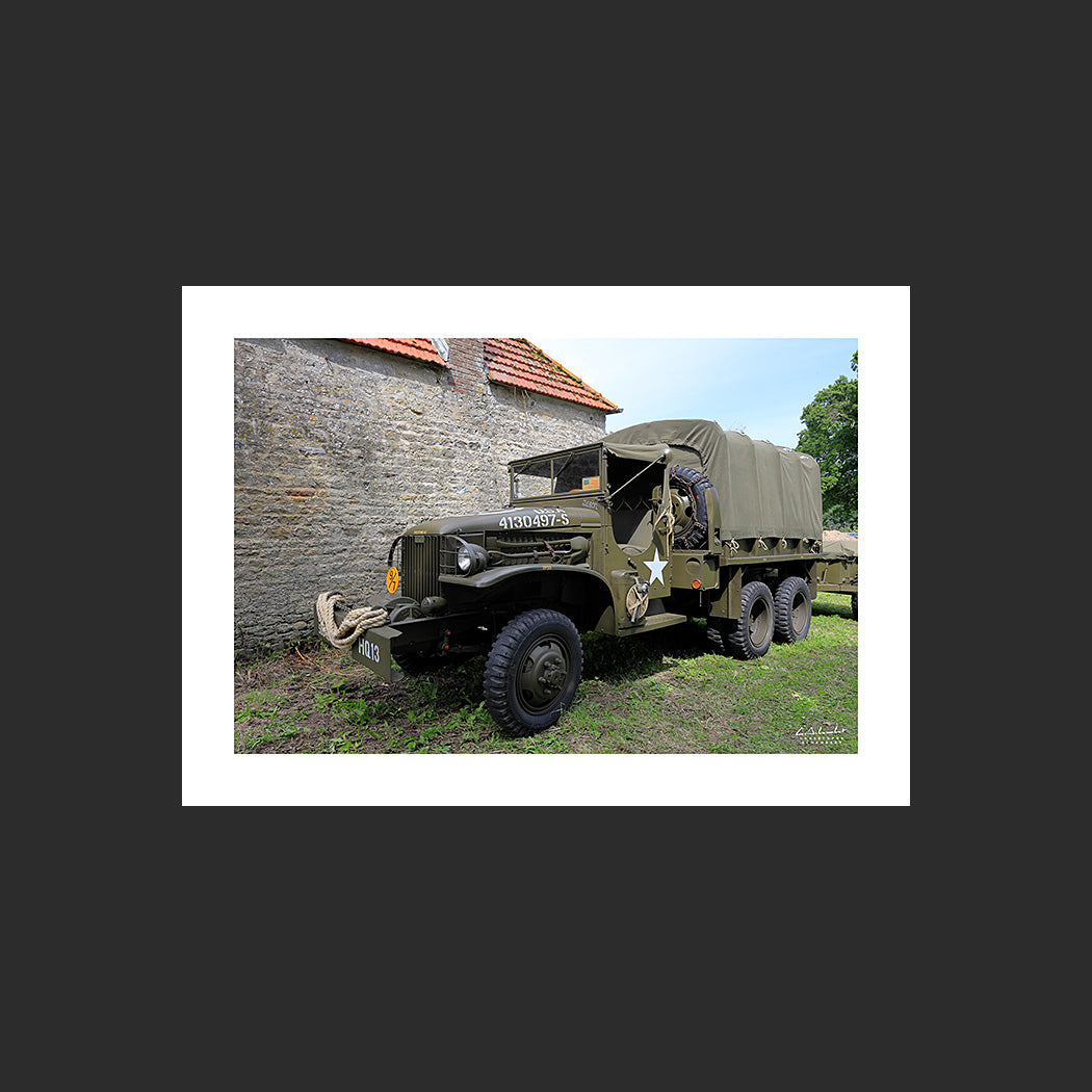 Poster SM0004 Camion GMC CCKW 352 photographié en Normandie à Colleville-sur-Mer, design avec marge blanche.