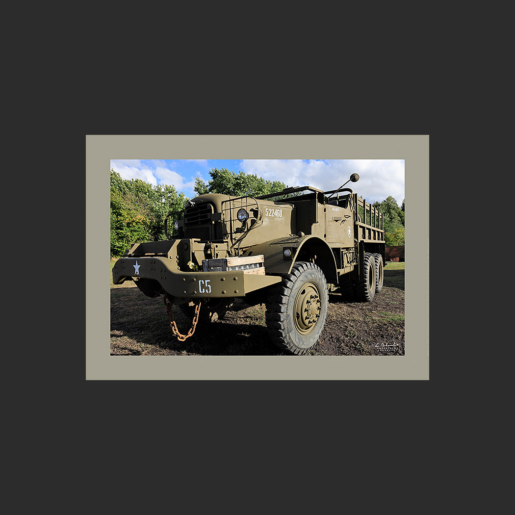 Poster SM0005 Camion américain Mack NO photographié à Haillicourt, design avec marge couleur.