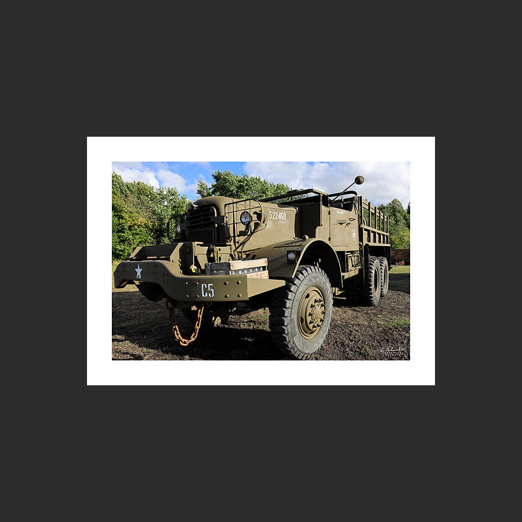 Poster SM0005 Camion américain Mack NO photographié à Haillicourt, design avec marge blanche.