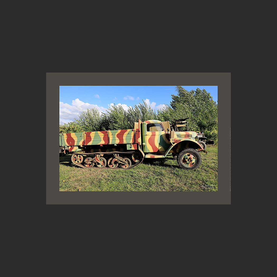 Poster SM0006 Semi-chenillé allemand Maultier SdKfz 3 photographié à Haillicourt, design avec marge couleur.
