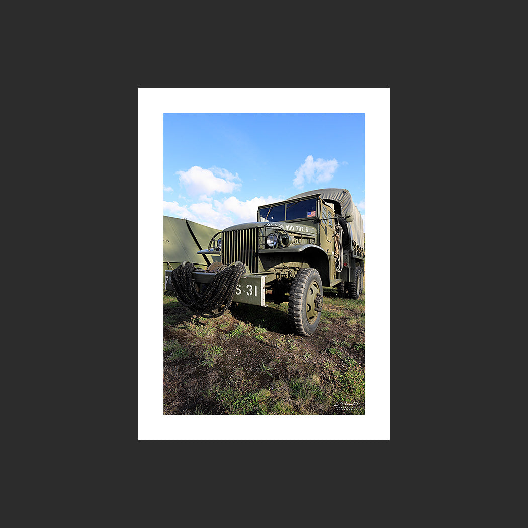 Poster SM0007 Camion US GMC CCKW 352 photographié à Haillicourt, design avec marge blanche.