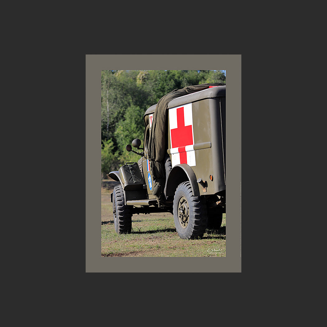 Poster SM0009 Camion Dodge WC 54 ambulance 2e DB photographié à Haillicourt, design avec marge couleur.