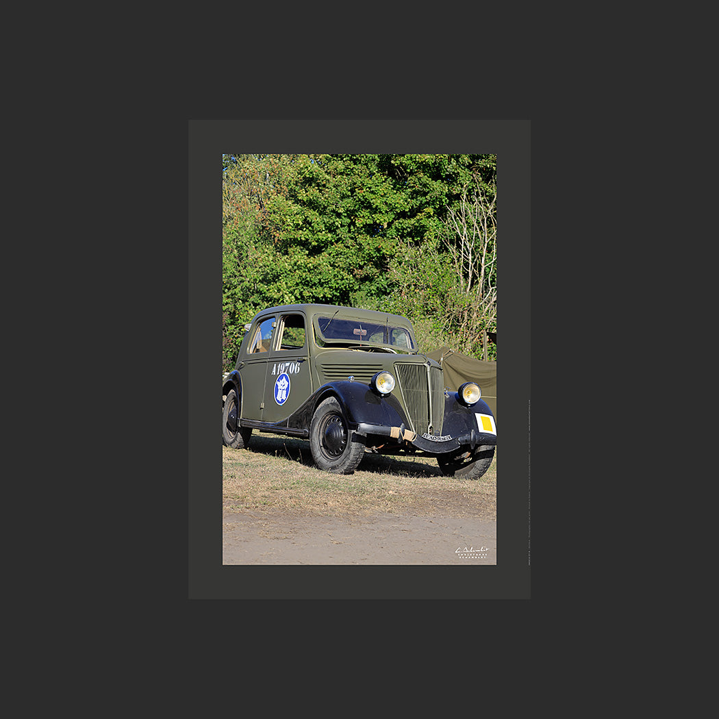 Poster SM0010 Voiture Renault Celtaquatre 2e DB photographiée à Haillicourt, design avec marge couleur.