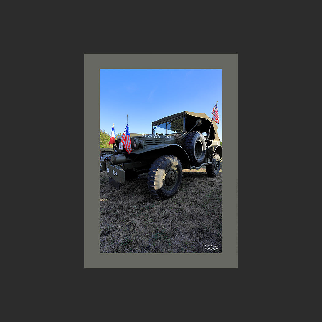 Poster SM0011 Command Car US Dodge WC 57 photographié à Haillicourt, design avec marge couleur.