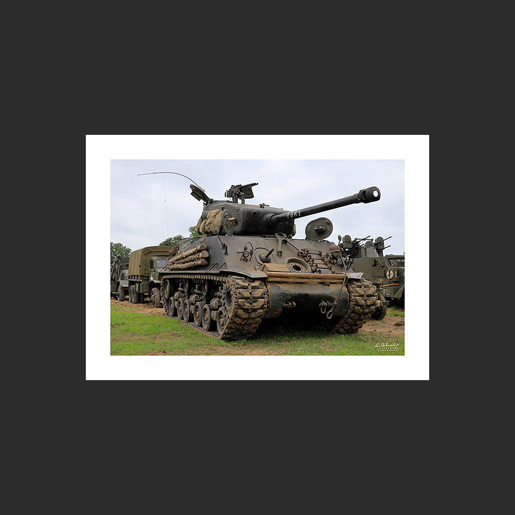 Poster SM0014 Char Sherman M4A3E8 photographié en Normandie à Colleville-sur-Mer, design avec marge blanche.