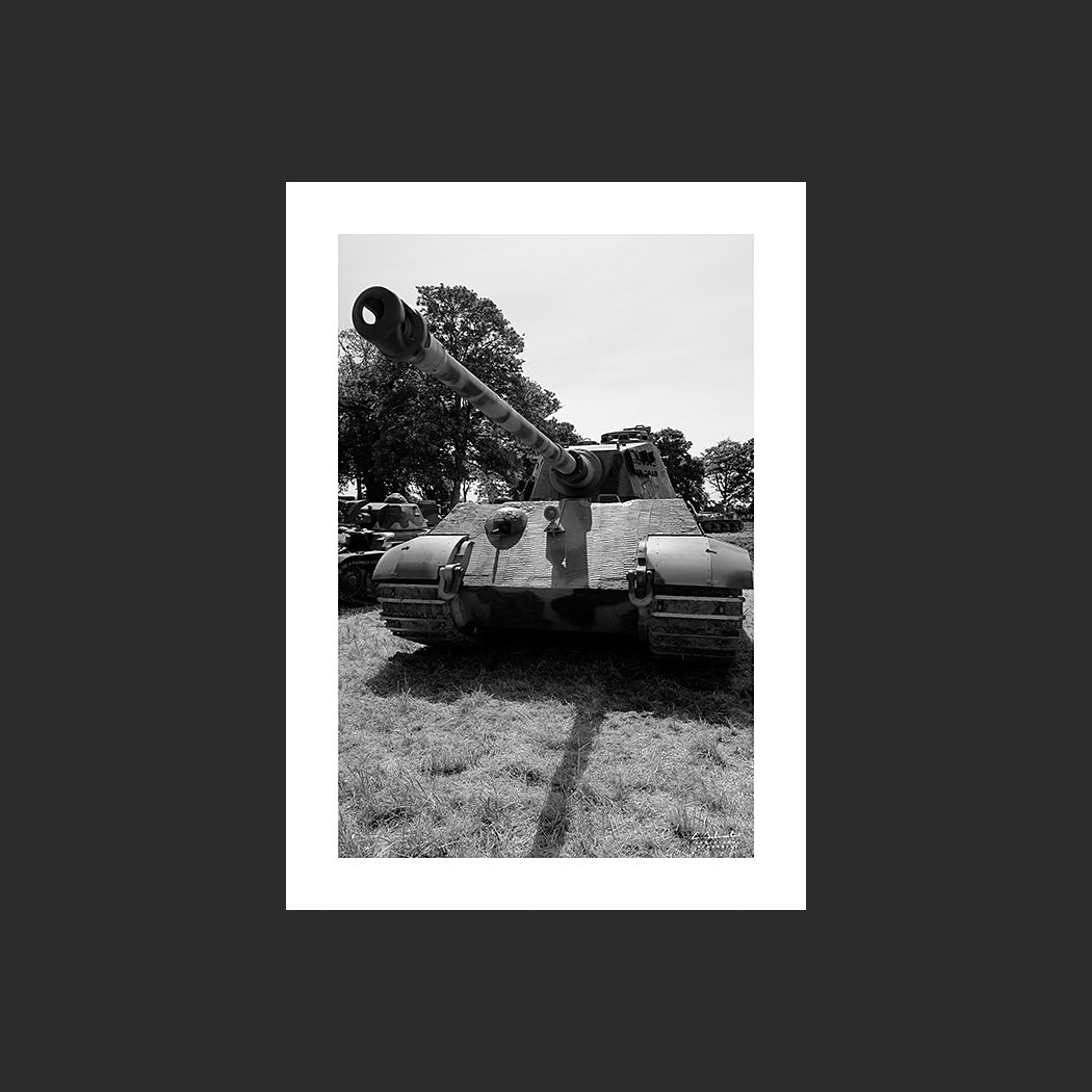 Poster SM0016 Char Tiger II photographié en noir et blanc en Normandie à Colleville-sur-Mer, design avec marge blanche.